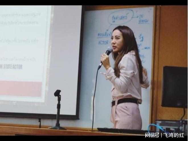 伊丽莎·施莱辛格：去掉面纱 推荐视频