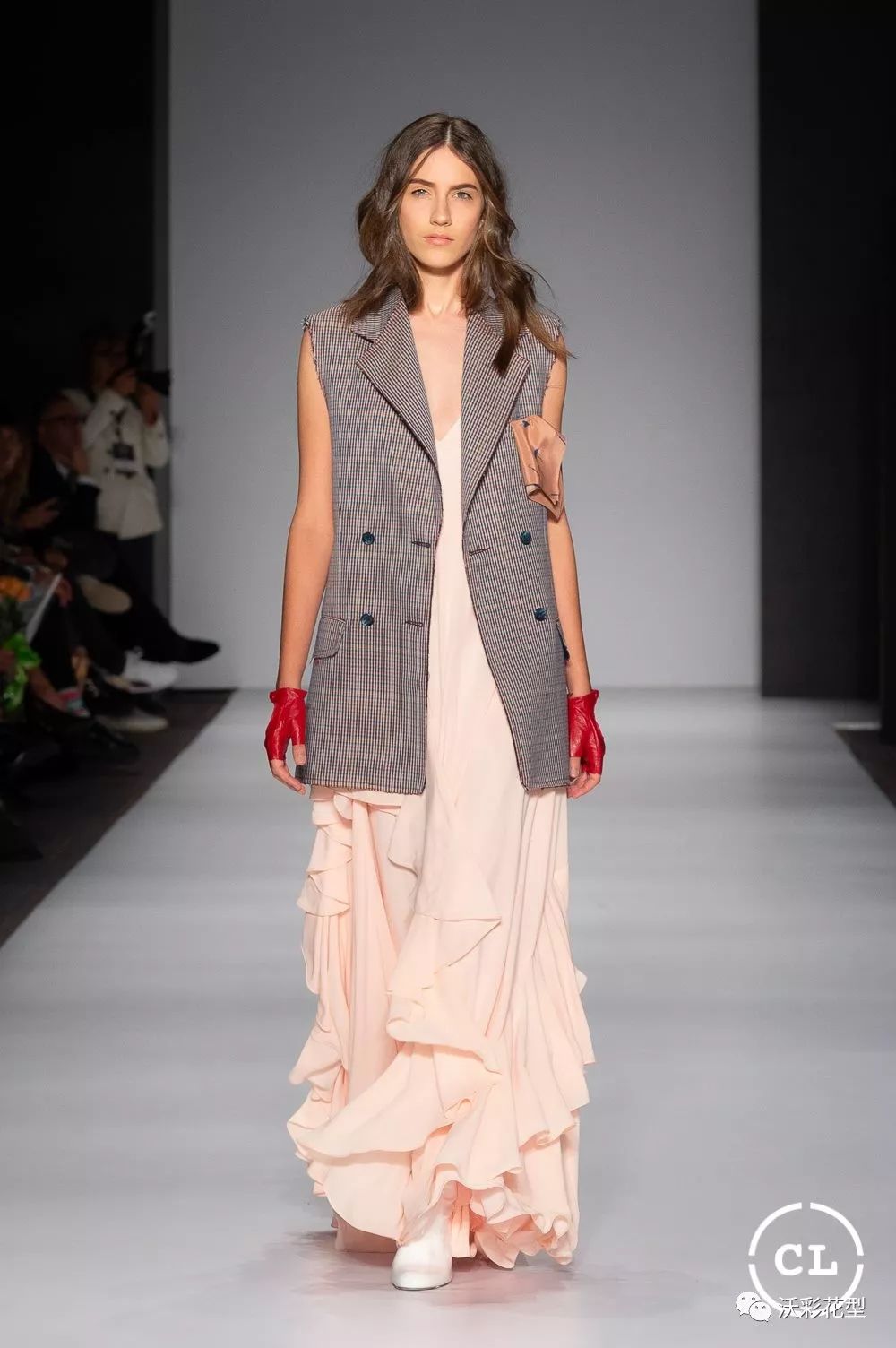 伊娜：初生之犊 推荐视频