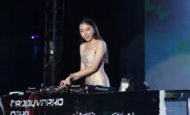 伊丽莎·施莱辛格:去掉面纱